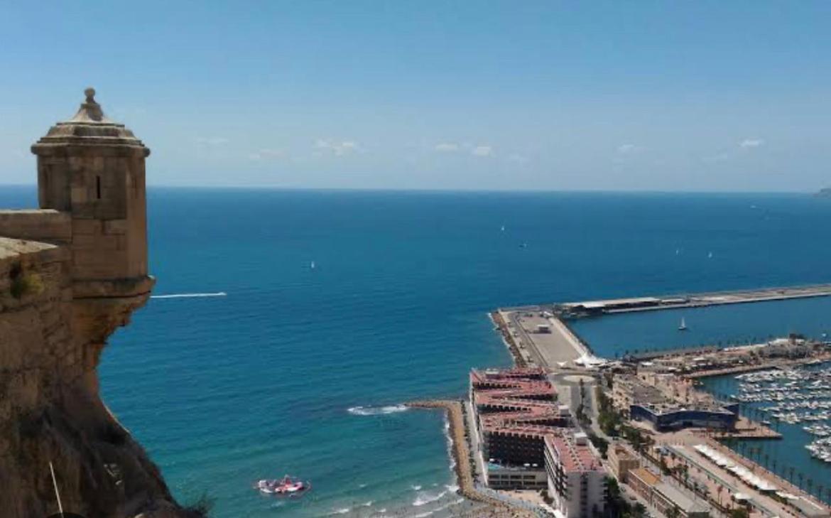 Centrally-Located, Spacious Flat At Historic Centre & Short Walk To Beach لقنت المظهر الخارجي الصورة