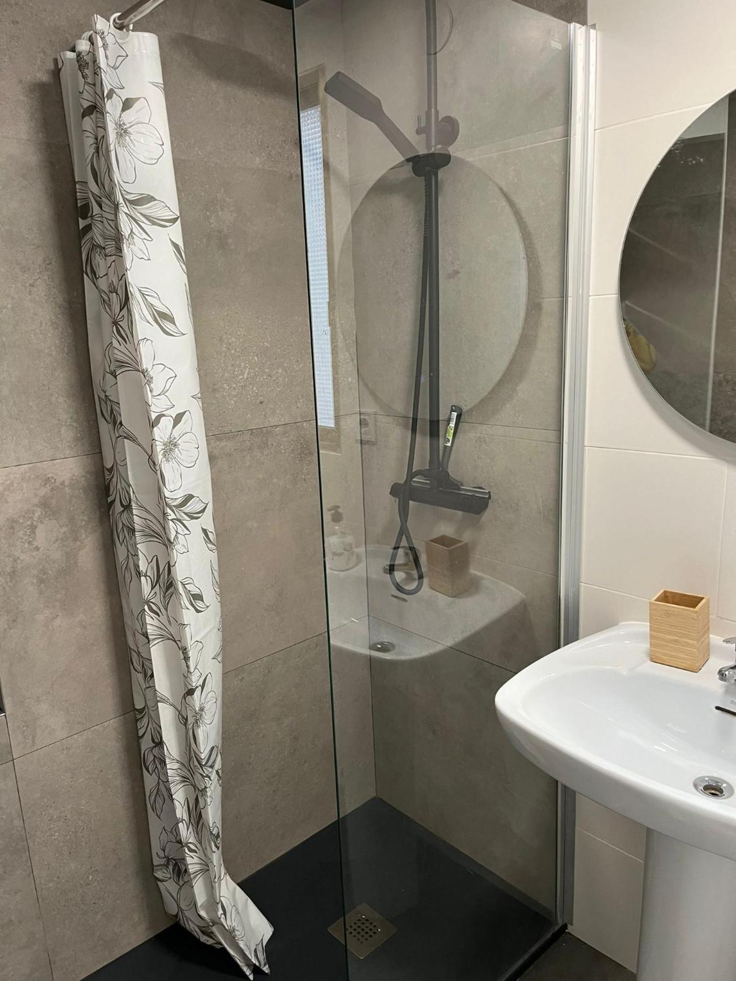 Centrally-Located, Spacious Flat At Historic Centre & Short Walk To Beach لقنت المظهر الخارجي الصورة