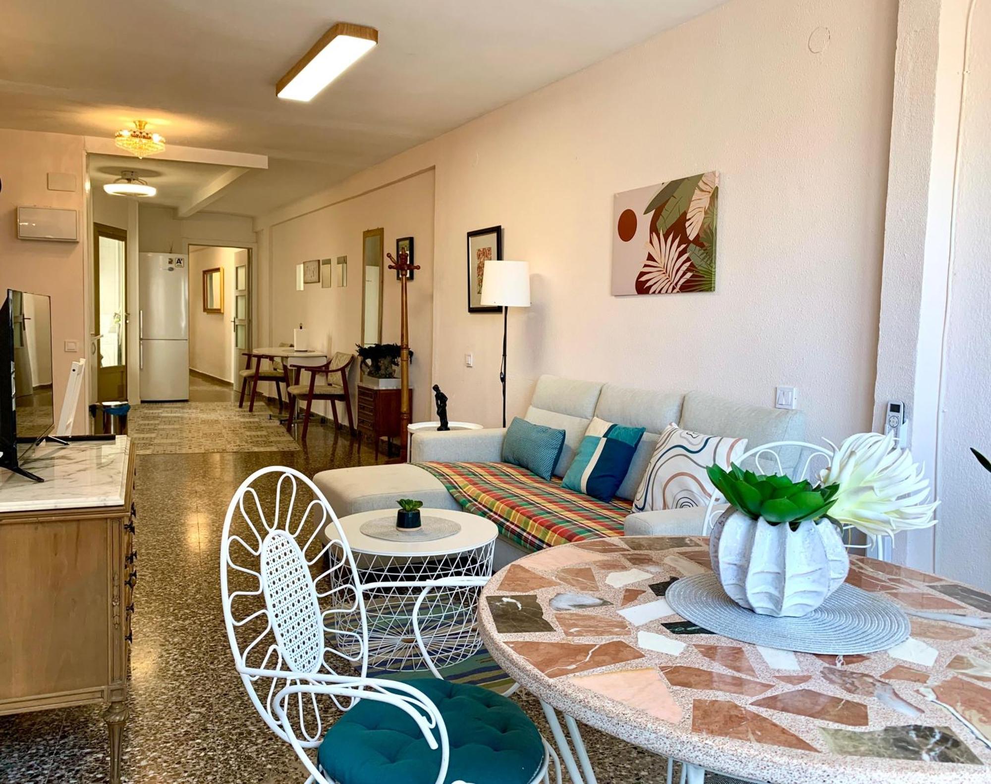 Centrally-Located, Spacious Flat At Historic Centre & Short Walk To Beach لقنت المظهر الخارجي الصورة