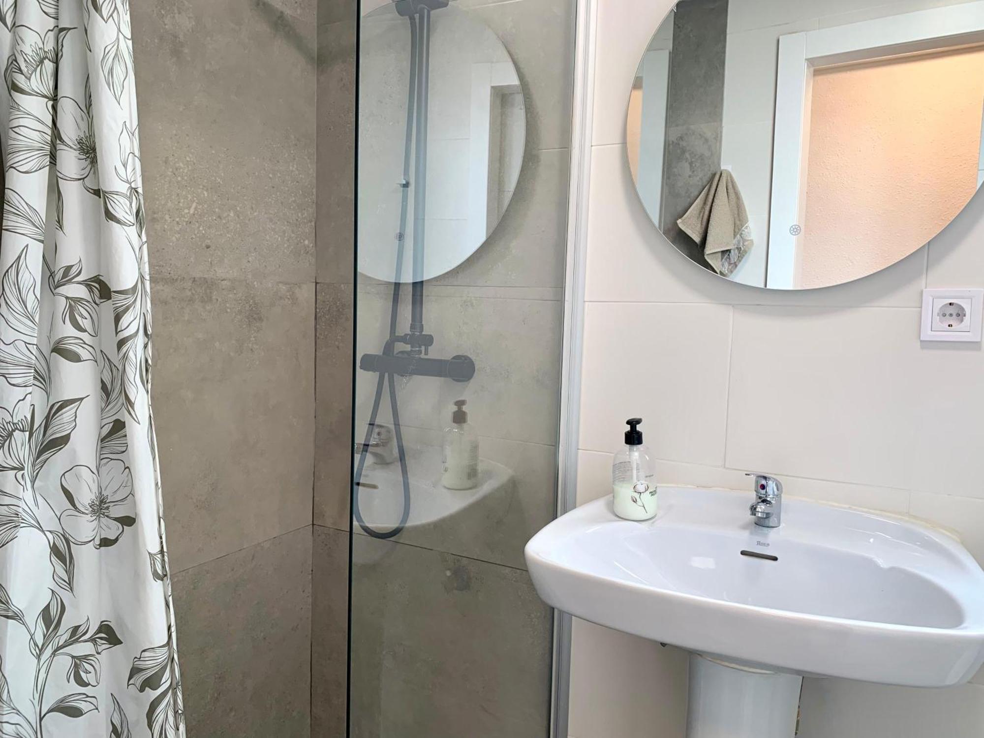 Centrally-Located, Spacious Flat At Historic Centre & Short Walk To Beach لقنت المظهر الخارجي الصورة