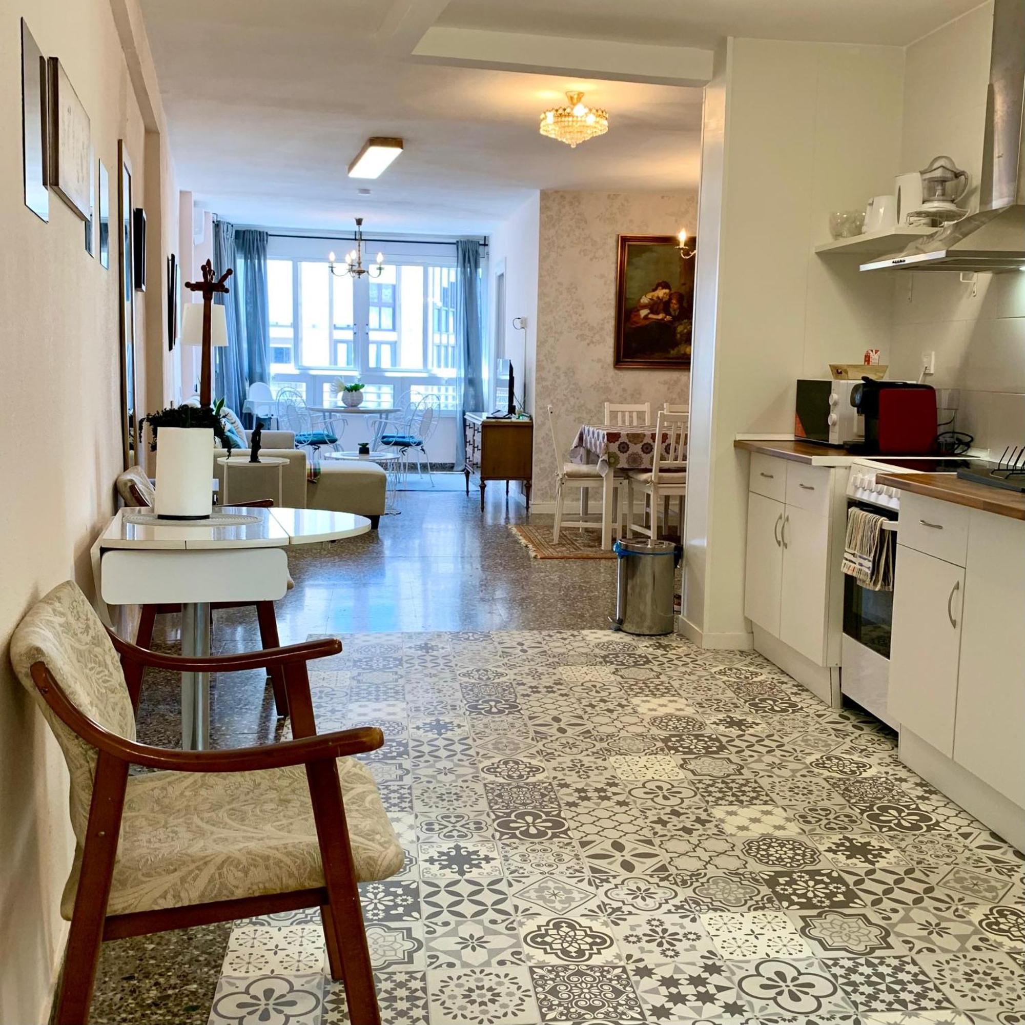 Centrally-Located, Spacious Flat At Historic Centre & Short Walk To Beach لقنت المظهر الخارجي الصورة